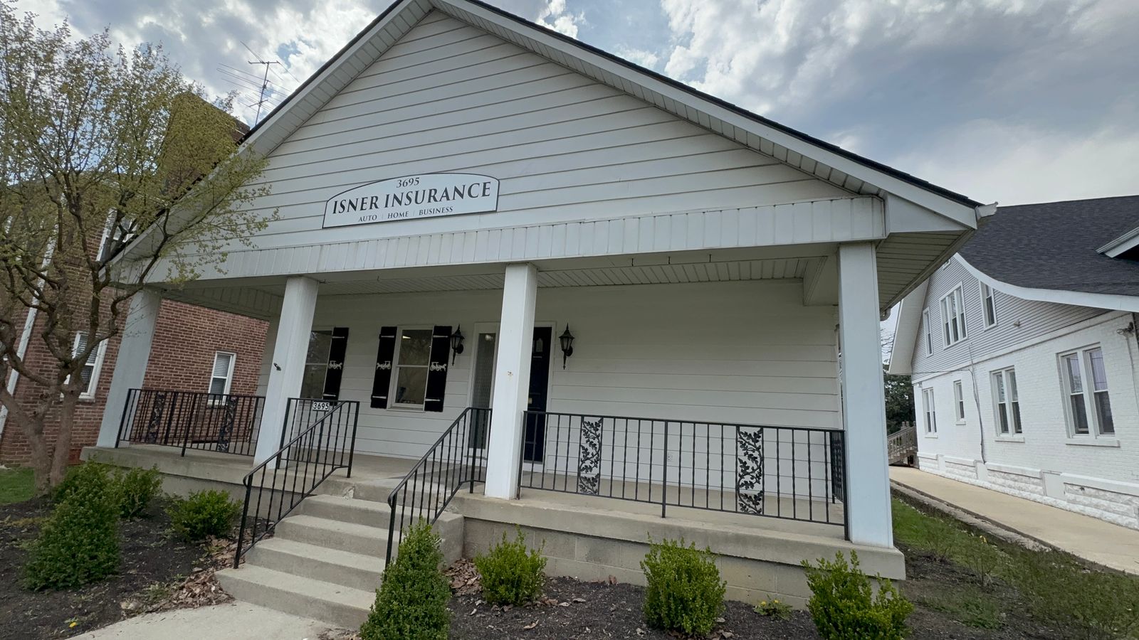 Commercial office building exterior washed by Pinnacle Wash